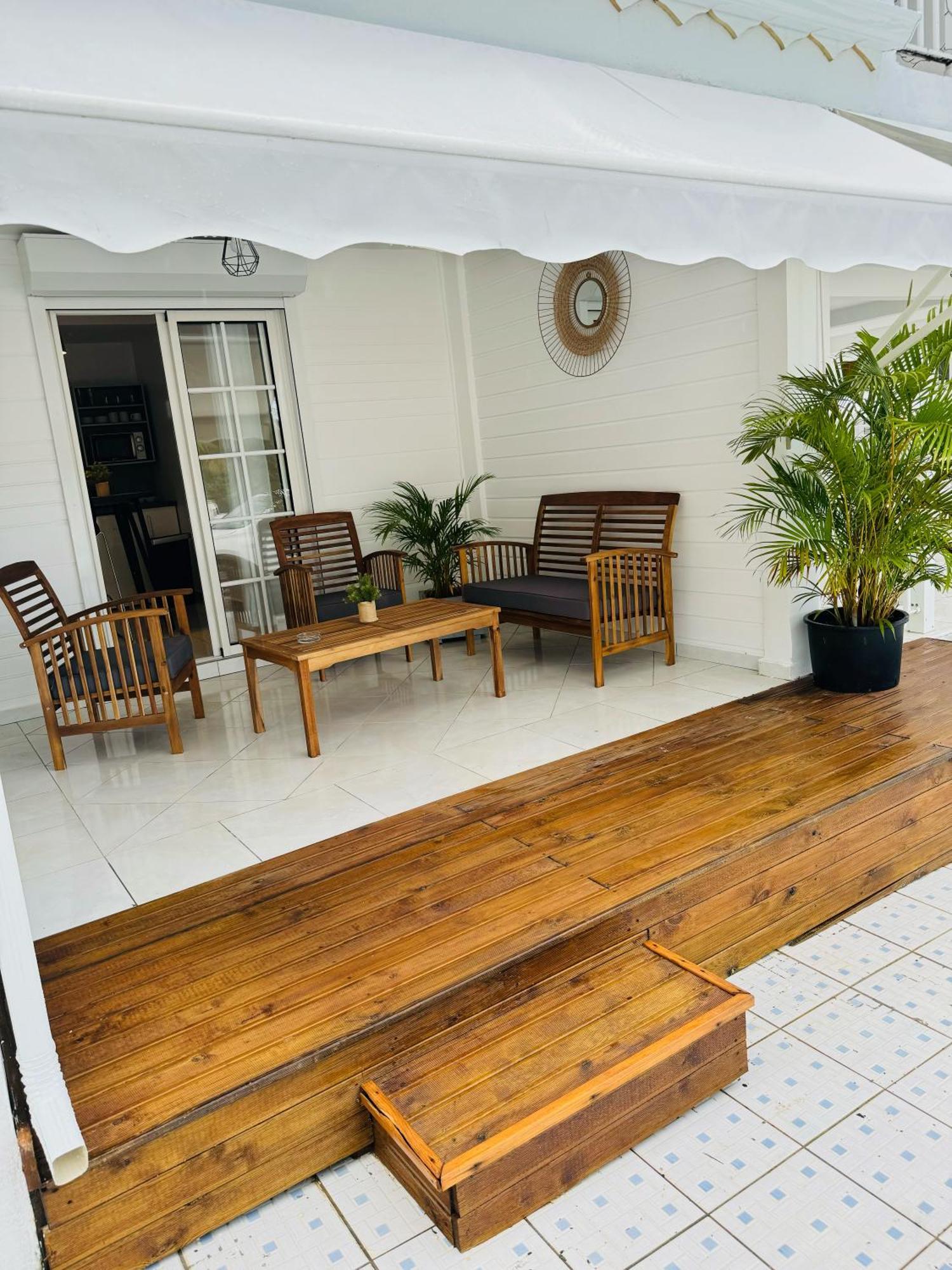 L'Instant Present Bed and Breakfast Le Moule Εξωτερικό φωτογραφία